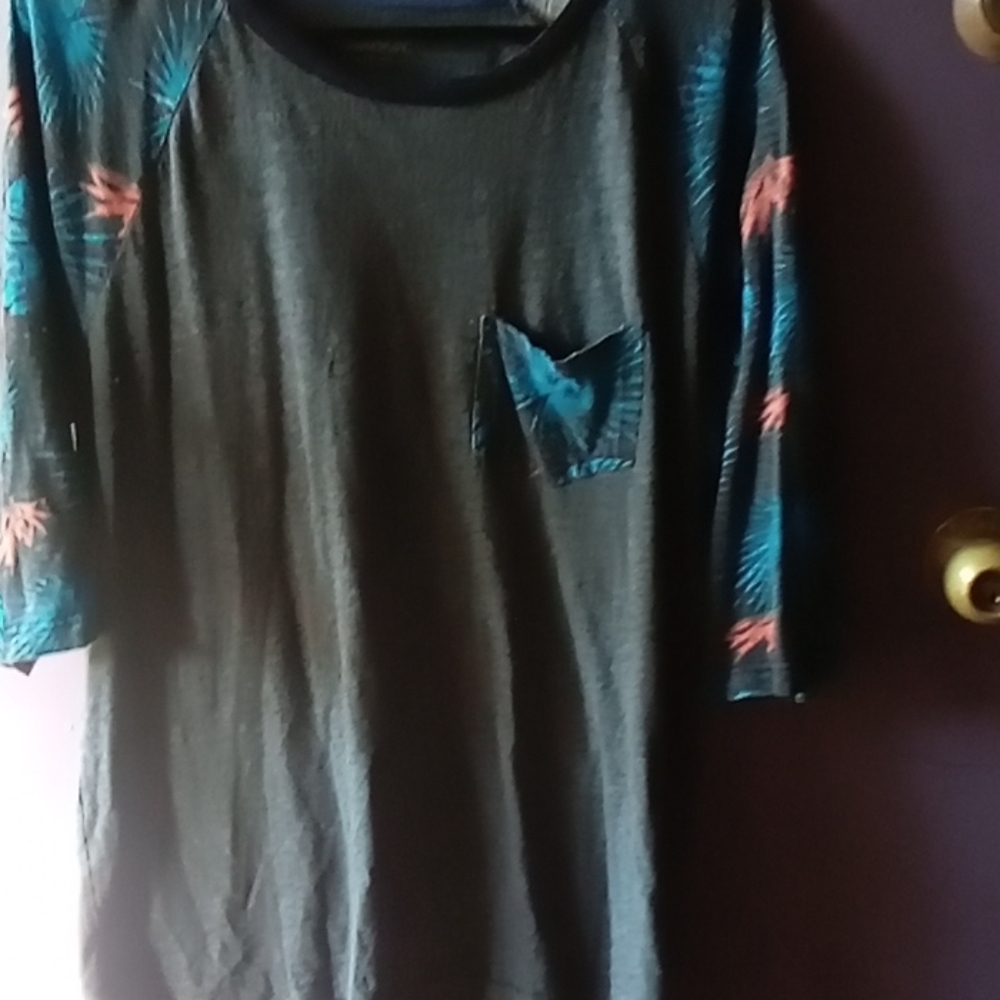 Mid sleeve grey shirt